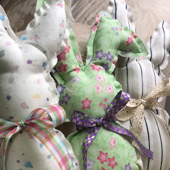 ๐๐ CLOSET CLEAR OUT ๐๐Handcrafted Farmhouse Bunnies (Set of 3) - Picture 4 of 4